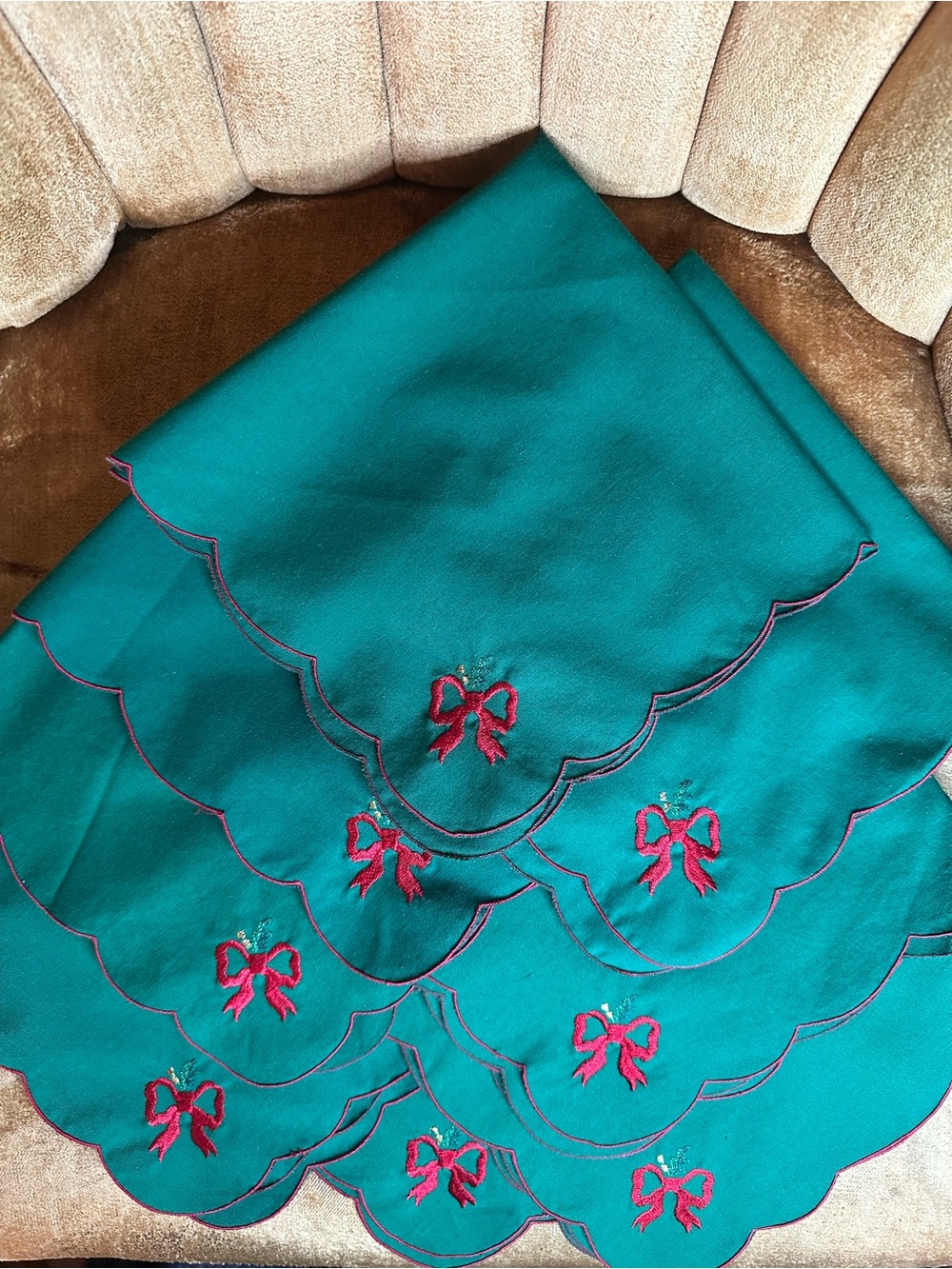 Vtg Holiday Green Cloth Napkins Red Bow Embroidery Scallop Edge Set of 8
